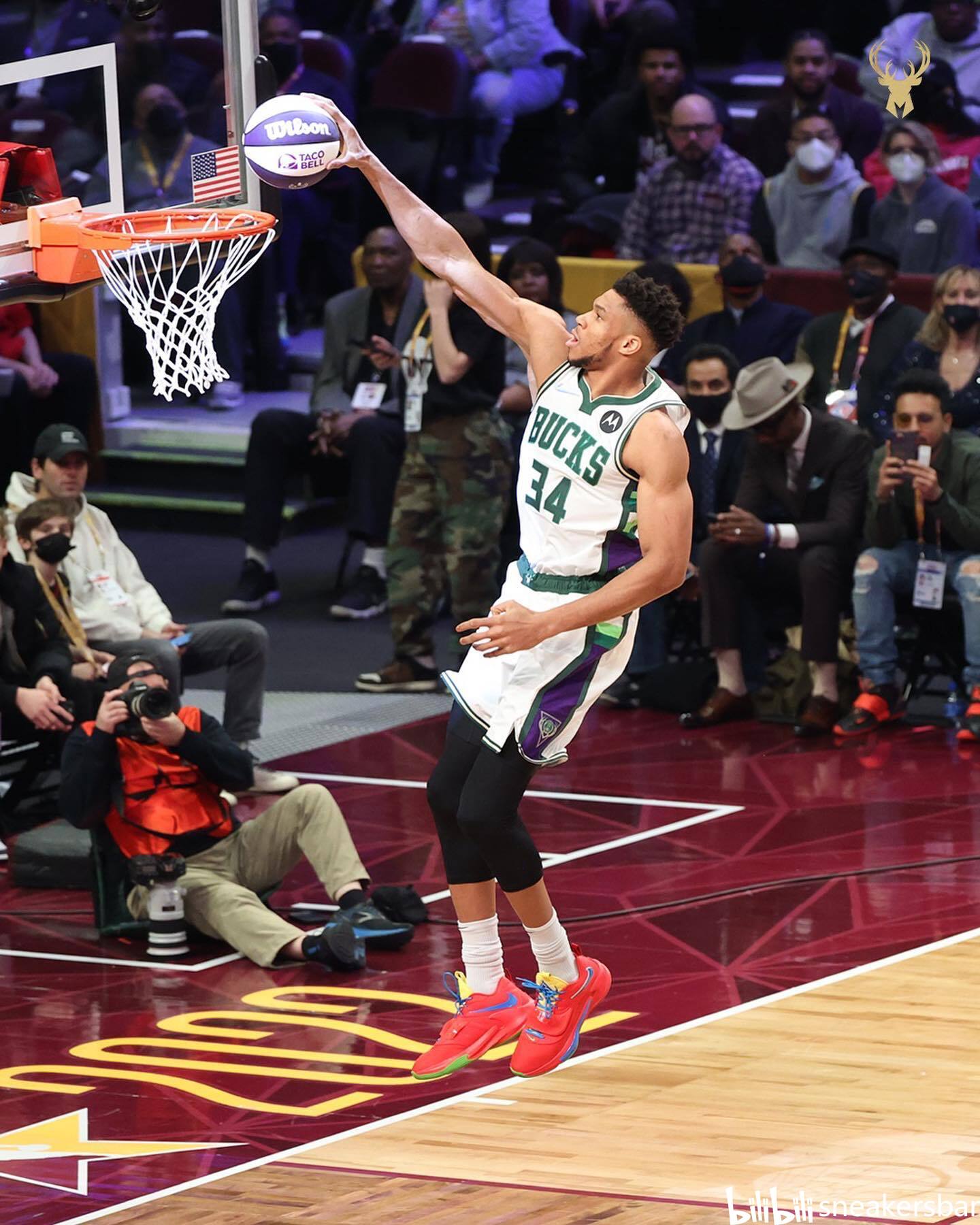 NBA湖人队宣布与易建联签约