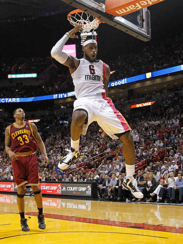 下家仍未定安东尼晒照身穿NBA巨星詹姆斯球衣定位曼彻斯特